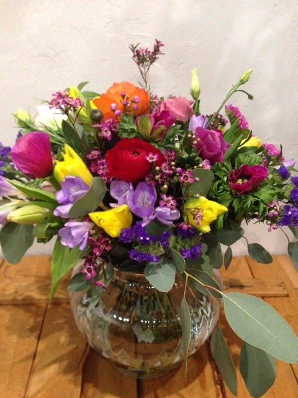 Bouquet de ranúnculos y tulipanes